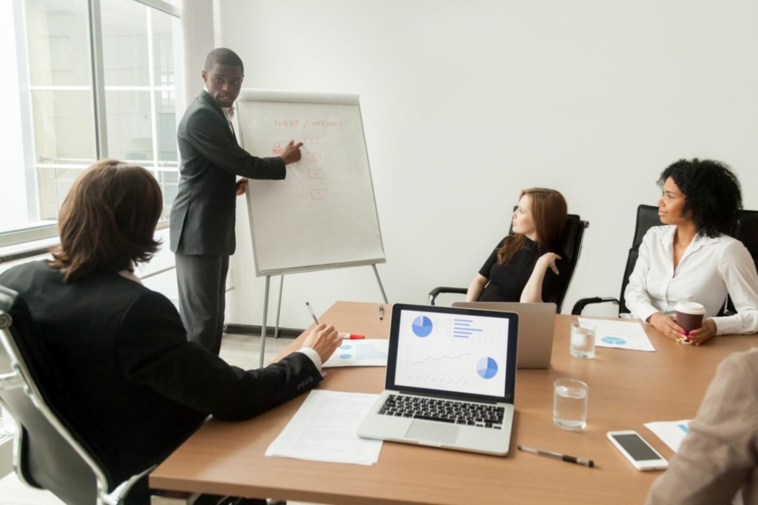 Profesional trabajando en modelos financieros con datos y gráficos